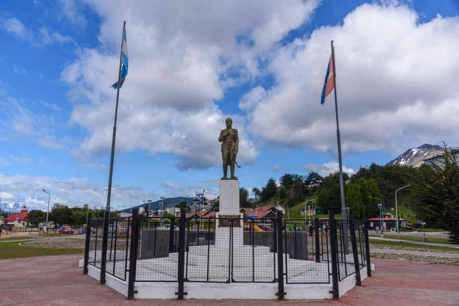 Argentina 133 - Ushuaia - monumento al General José de San Martín.jpg